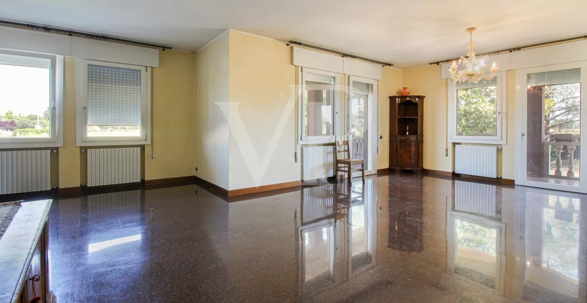 Freistehende Villa mit viel Platz für die Familie