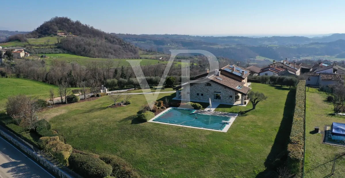 Esclusiva Villa panoramica con piscina