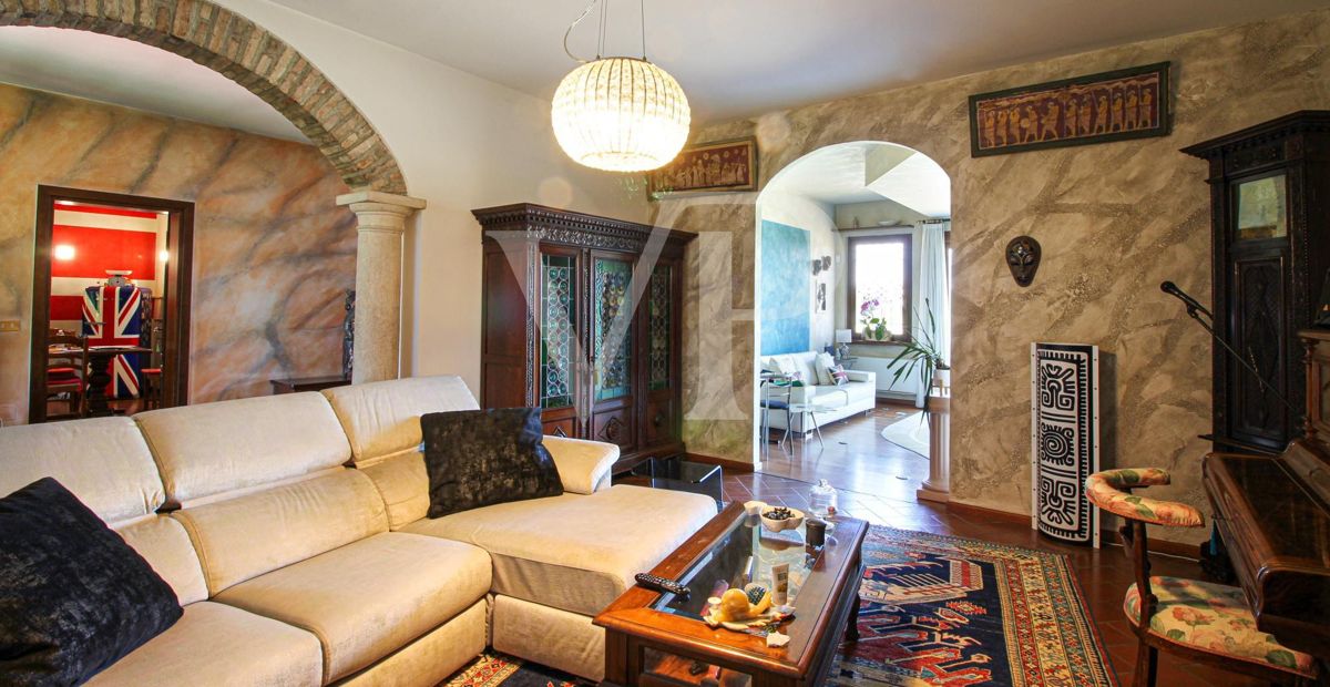 Exklusive Villa mit Innen- und Außenpool, Solarium und Blick auf die lombardische Landschaft