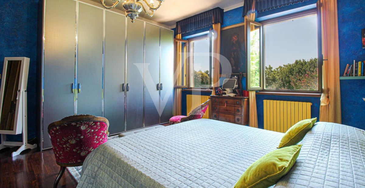 Exklusive Villa mit Innen- und Außenpool, Solarium und Blick auf die lombardische Landschaft