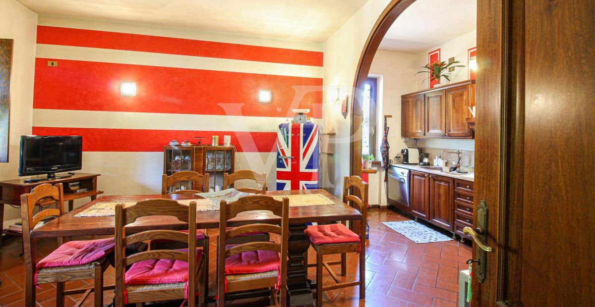 Exklusive Villa mit Innen- und Außenpool, Solarium und Blick auf die lombardische Landschaft