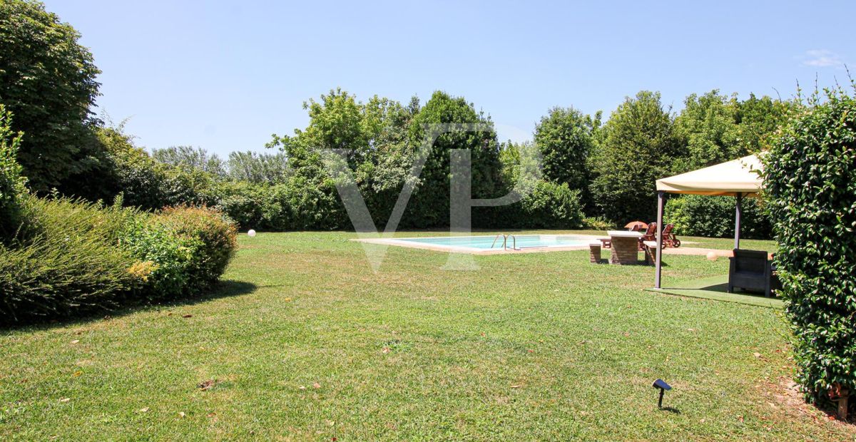 Exklusive Villa mit Innen- und Außenpool, Solarium und Blick auf die lombardische Landschaft