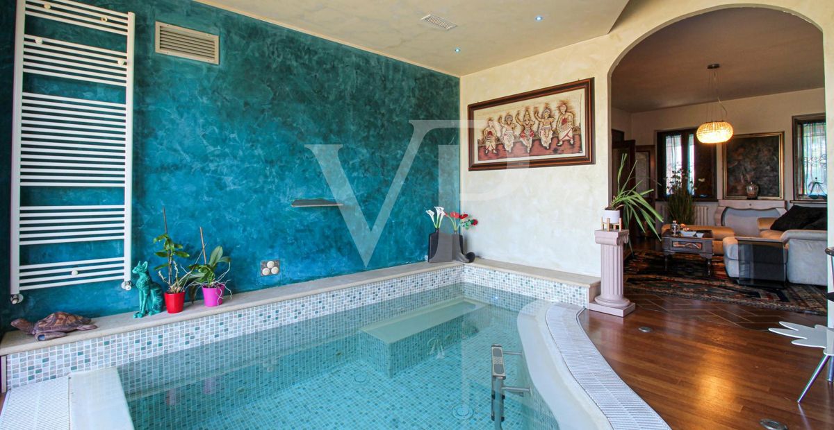 Exklusive Villa mit Innen- und Außenpool, Solarium und Blick auf die lombardische Landschaft