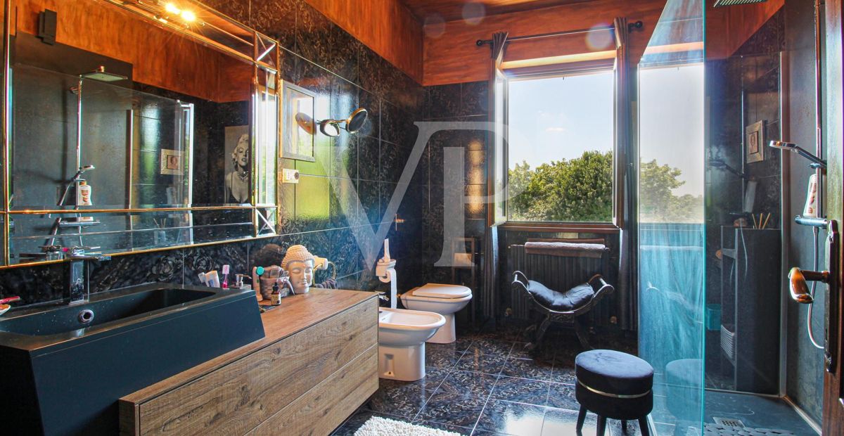 Exklusive Villa mit Innen- und Außenpool, Solarium und Blick auf die lombardische Landschaft
