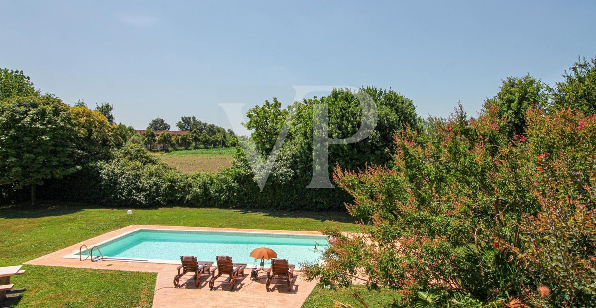 Exklusive Villa mit Innen- und Außenpool, Solarium und Blick auf die lombardische Landschaft