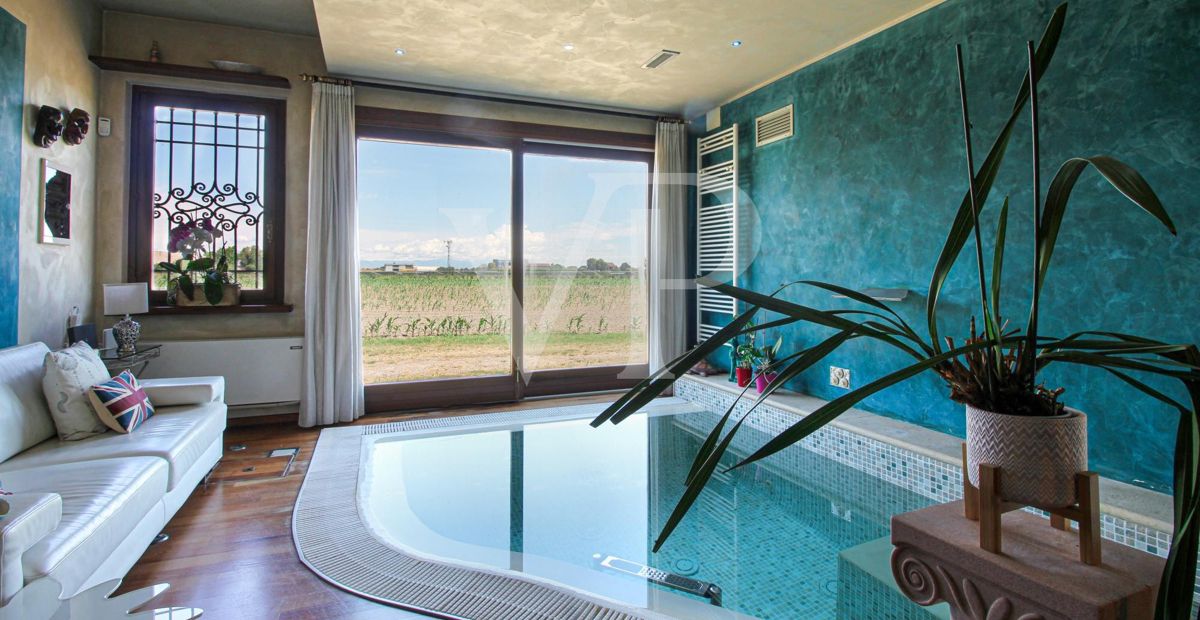 Exklusive Villa mit Innen- und Außenpool, Solarium und Blick auf die lombardische Landschaft