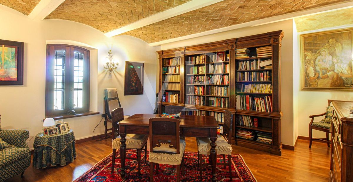 Exklusive Villa mit Innen- und Außenpool, Solarium und Blick auf die lombardische Landschaft