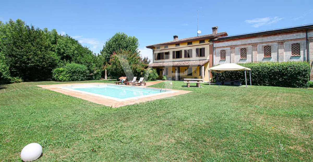 Charming Countryside Retreat – Villa with Pools and Guesthouse Potential