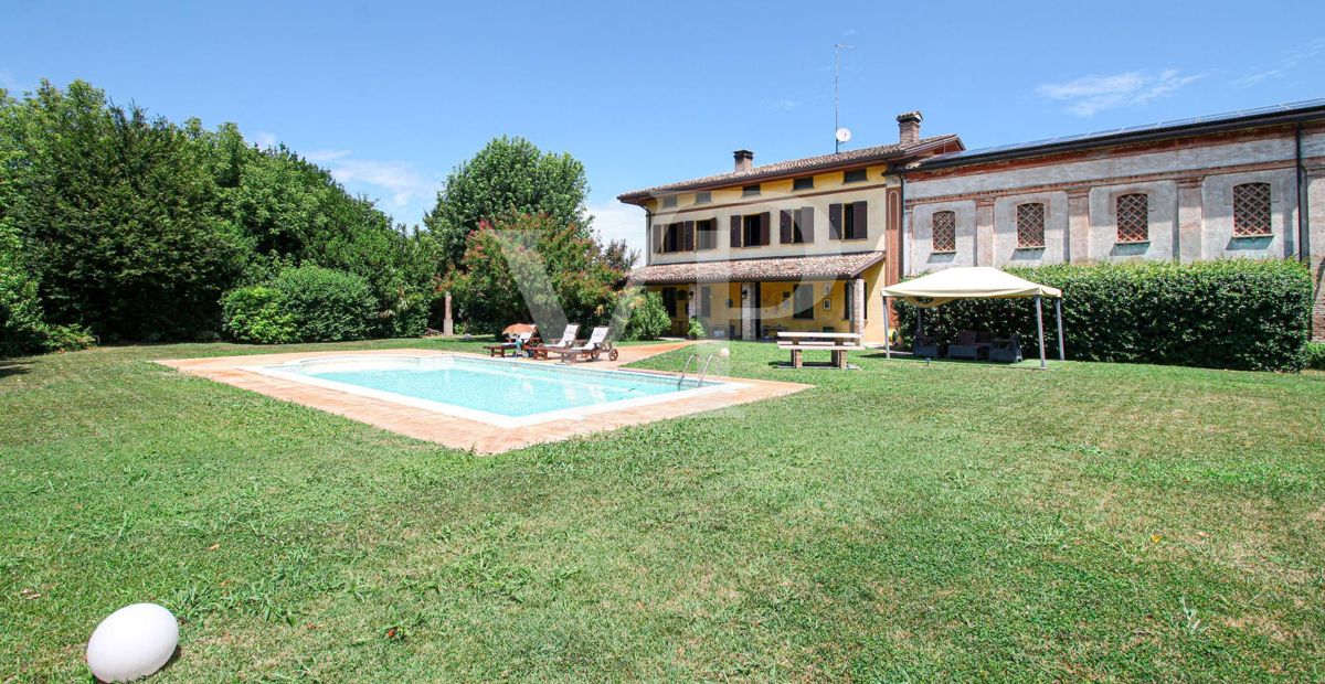 Exklusive Villa mit Innen- und Außenpool, Solarium und Blick auf die lombardische Landschaft