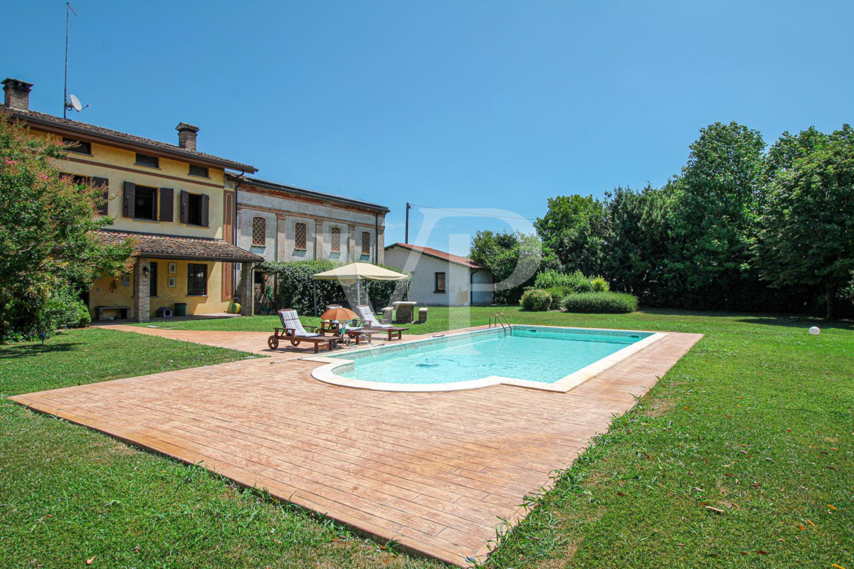 Incantevole rifugio di campagna con piscina interna ed esterna