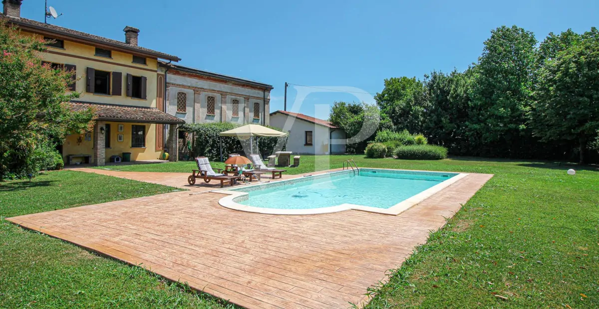 Charming Countryside Retreat – Villa with Pools and Guesthouse Potential