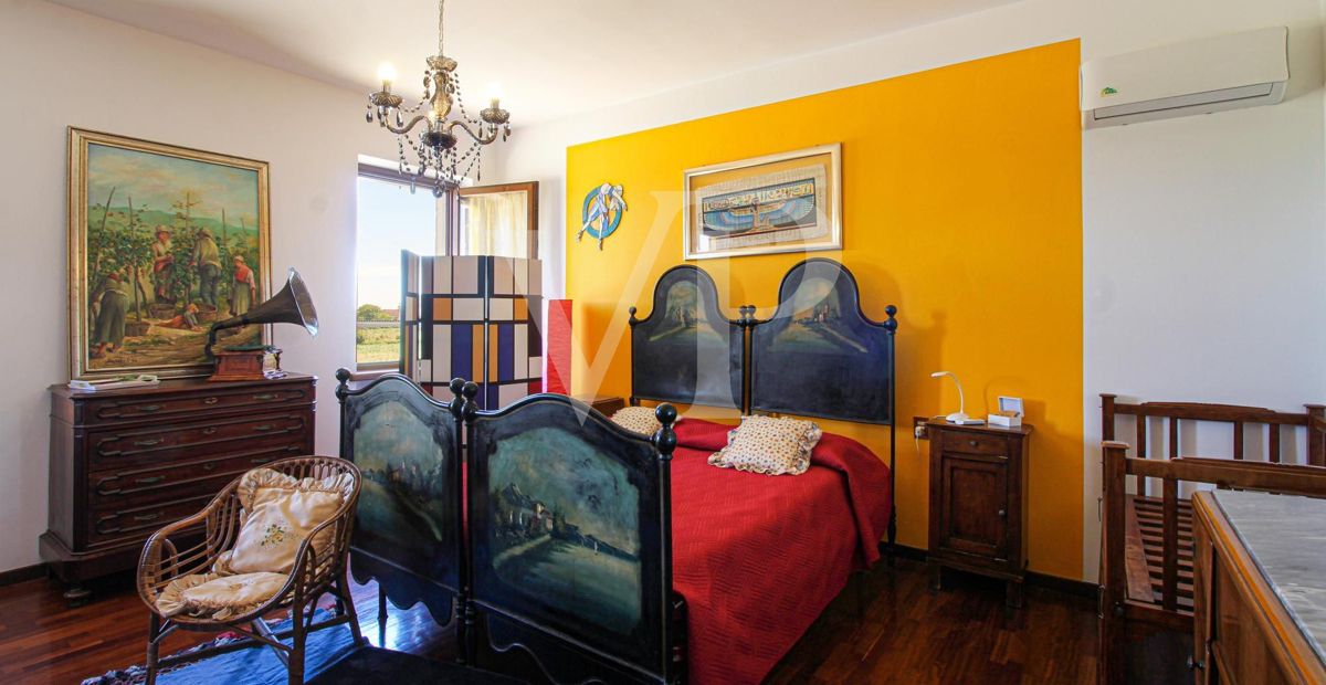 Exklusive Villa mit Innen- und Außenpool, Solarium und Blick auf die lombardische Landschaft