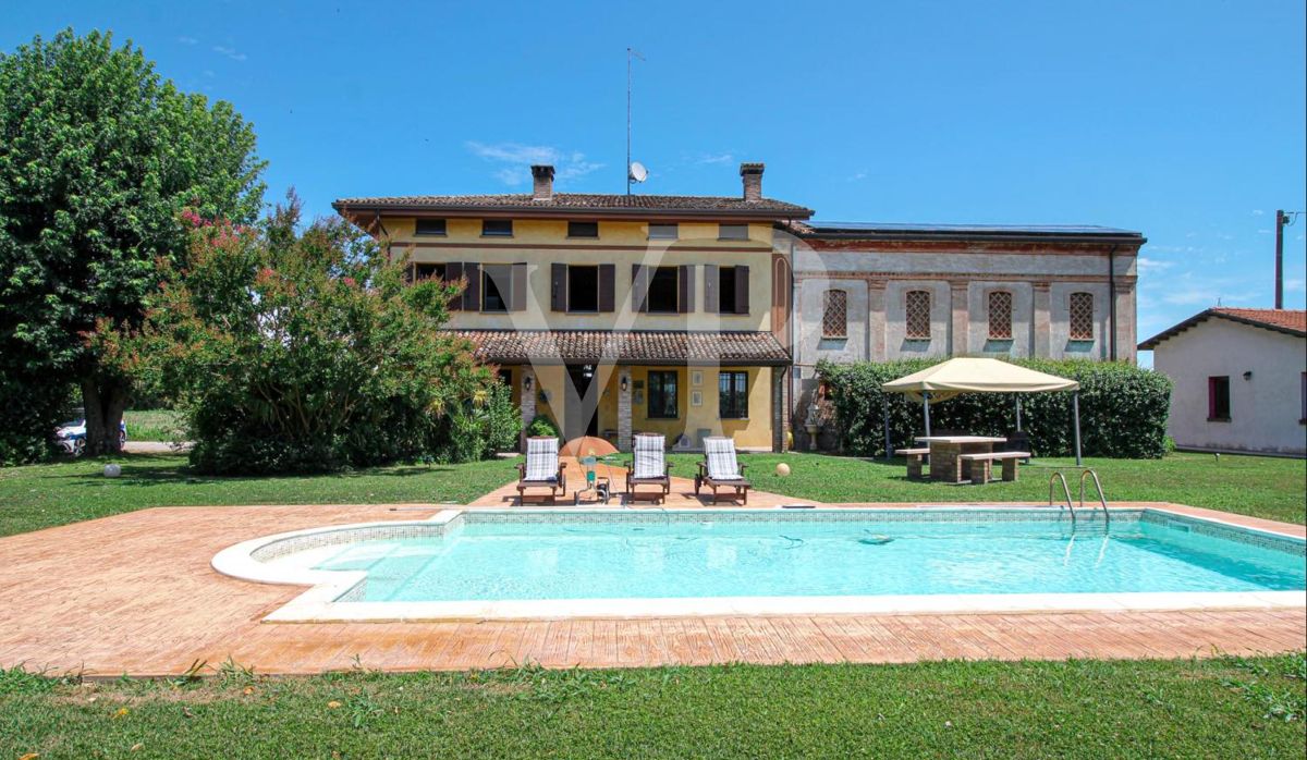 Exklusive Villa mit Innen- und Außenpool, Solarium und Blick auf die lombardische Landschaft
