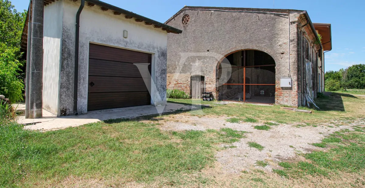 Charming Countryside Retreat – Villa with Pools and Guesthouse Potential