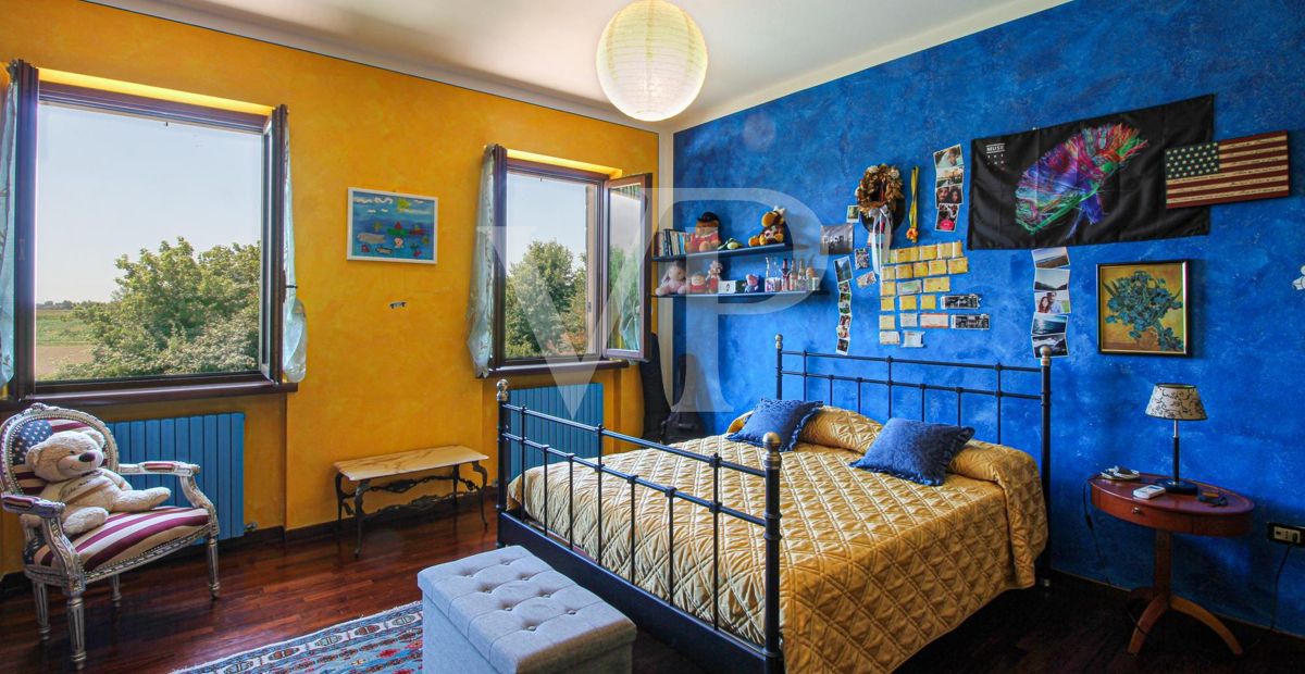 Exklusive Villa mit Innen- und Außenpool, Solarium und Blick auf die lombardische Landschaft