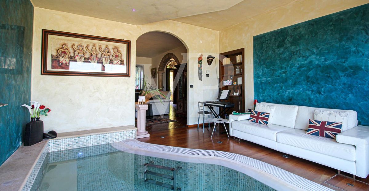 Exklusive Villa mit Innen- und Außenpool, Solarium und Blick auf die lombardische Landschaft