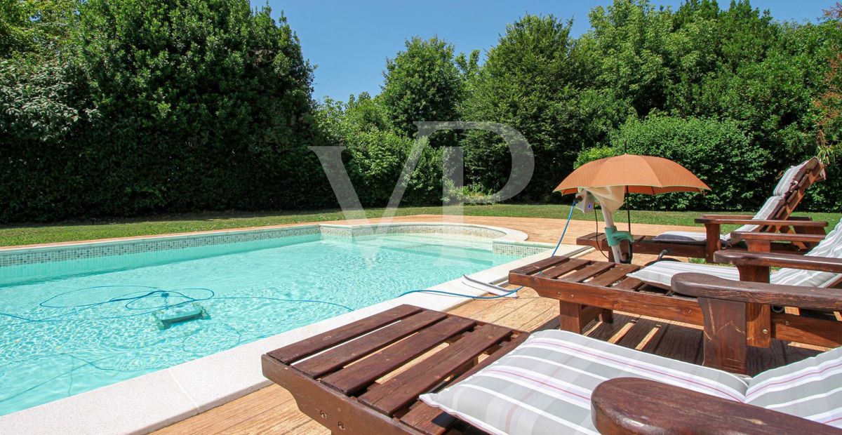 Exklusive Villa mit Innen- und Außenpool, Solarium und Blick auf die lombardische Landschaft