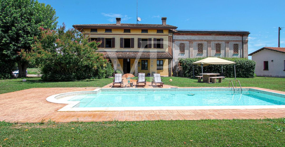 Exklusive Villa mit Innen- und Außenpool, Solarium und Blick auf die lombardische Landschaft