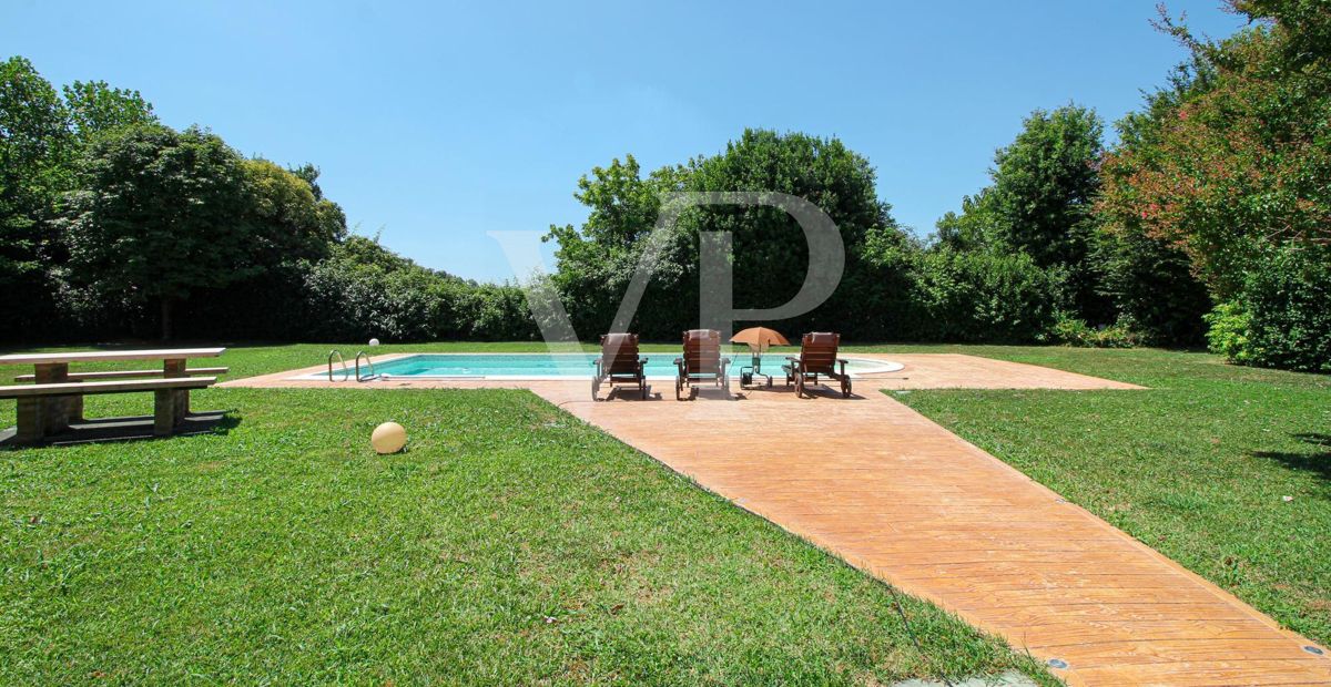 Exklusive Villa mit Innen- und Außenpool, Solarium und Blick auf die lombardische Landschaft