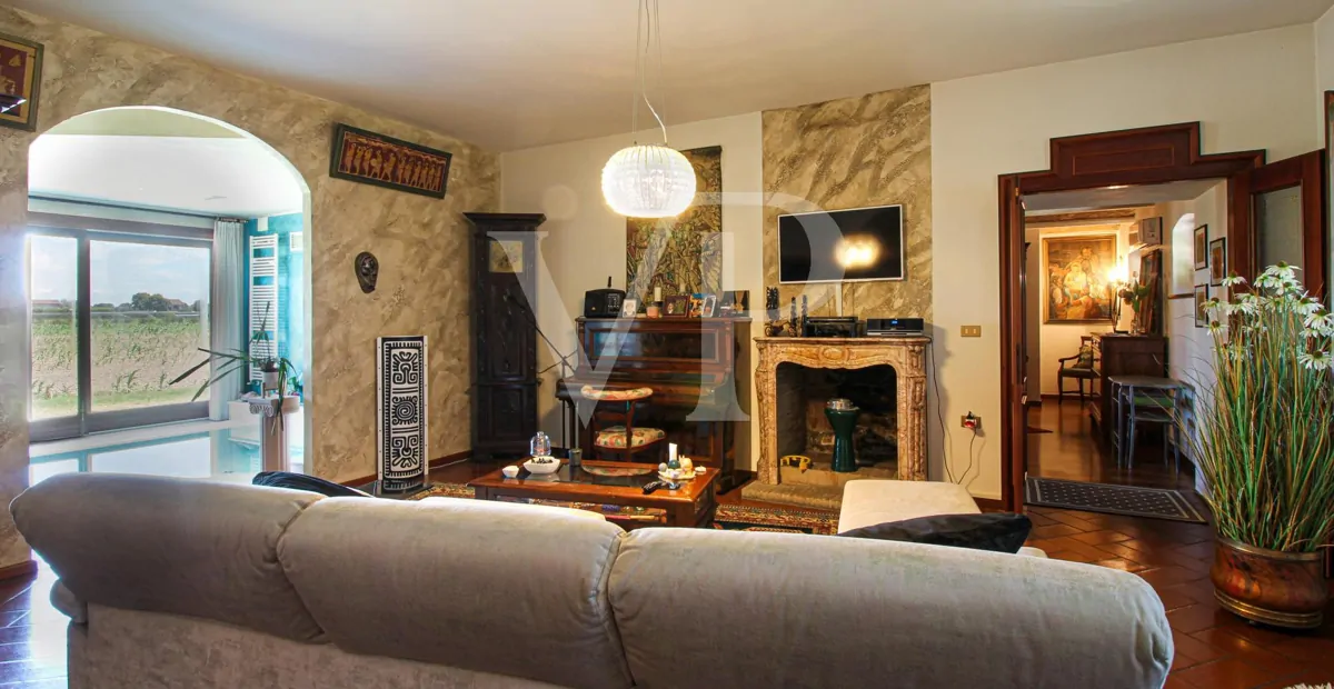 Charming Countryside Retreat – Villa with Pools and Guesthouse Potential