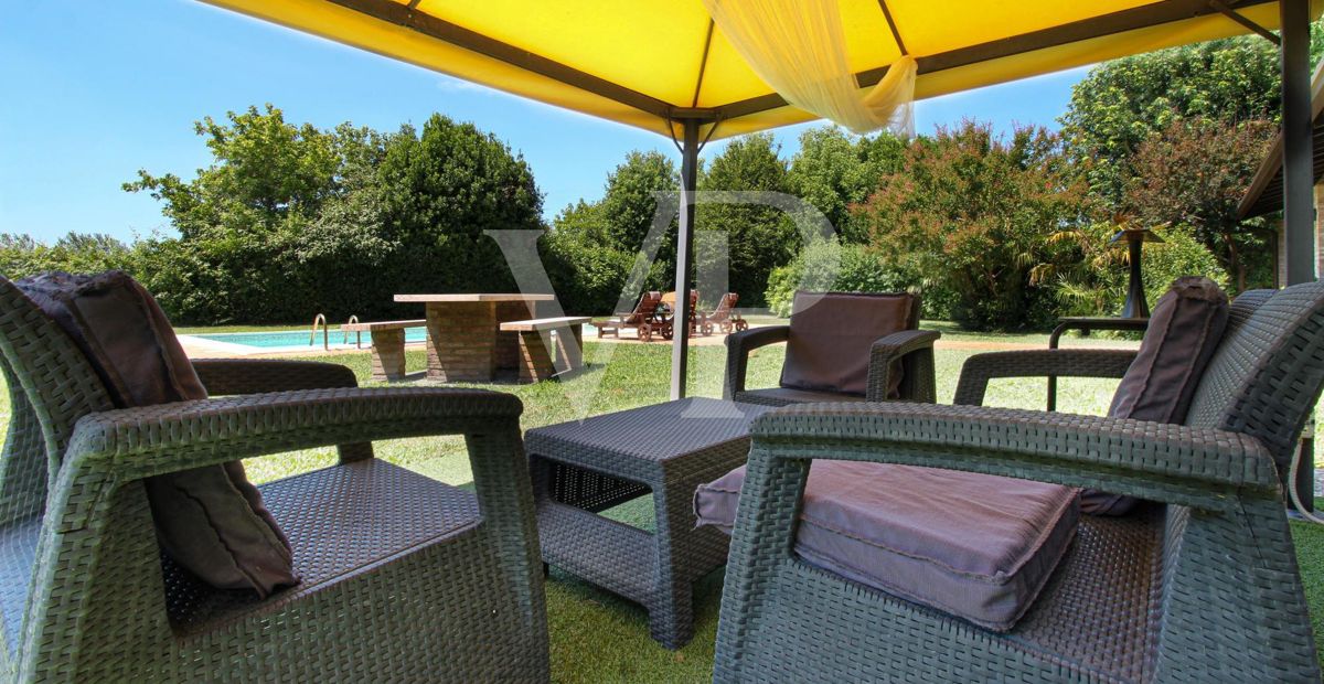 Exklusive Villa mit Innen- und Außenpool, Solarium und Blick auf die lombardische Landschaft