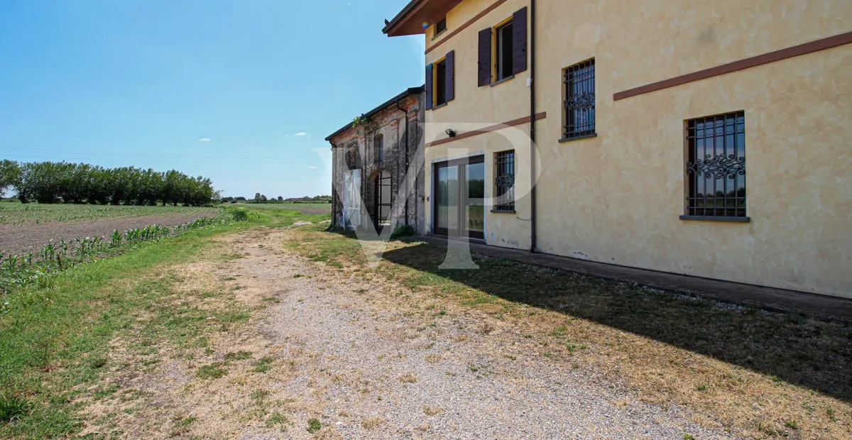 Charming Countryside Retreat – Villa with Pools and Guesthouse Potential