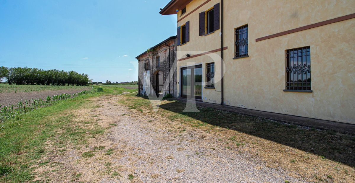 Exklusive Villa mit Innen- und Außenpool, Solarium und Blick auf die lombardische Landschaft