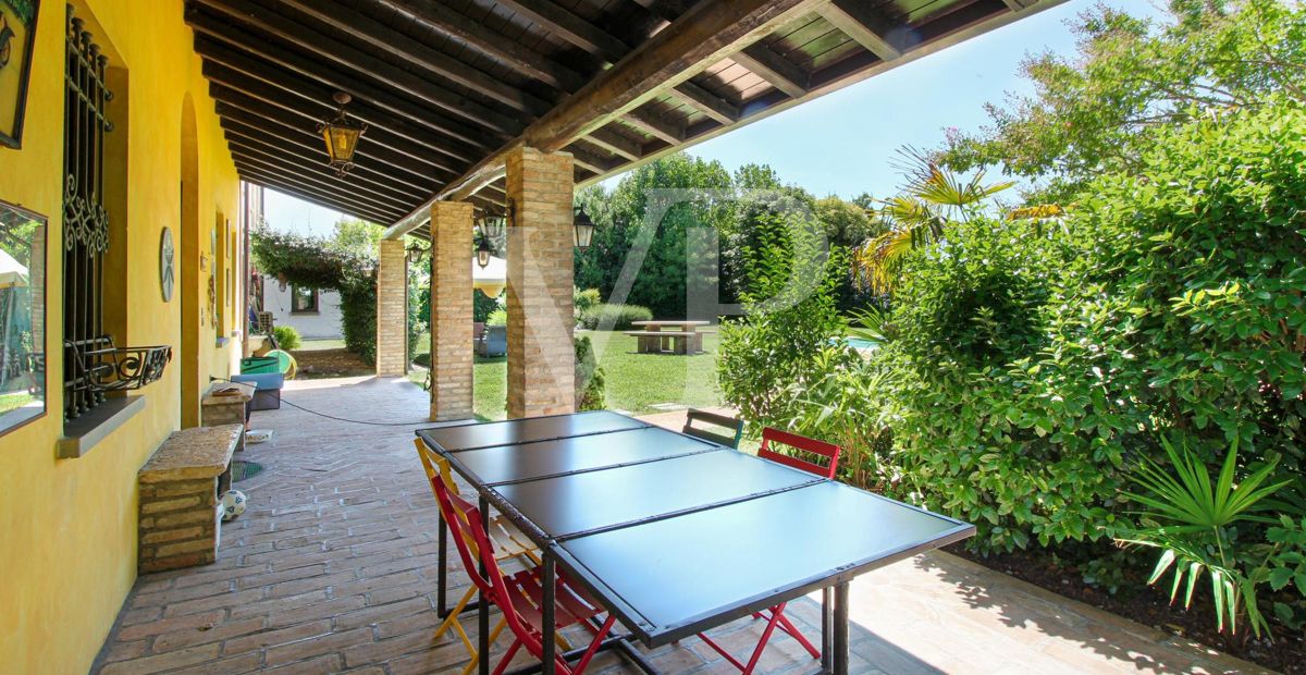 Exklusive Villa mit Innen- und Außenpool, Solarium und Blick auf die lombardische Landschaft