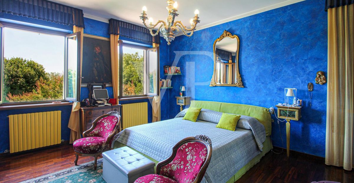 Exklusive Villa mit Innen- und Außenpool, Solarium und Blick auf die lombardische Landschaft