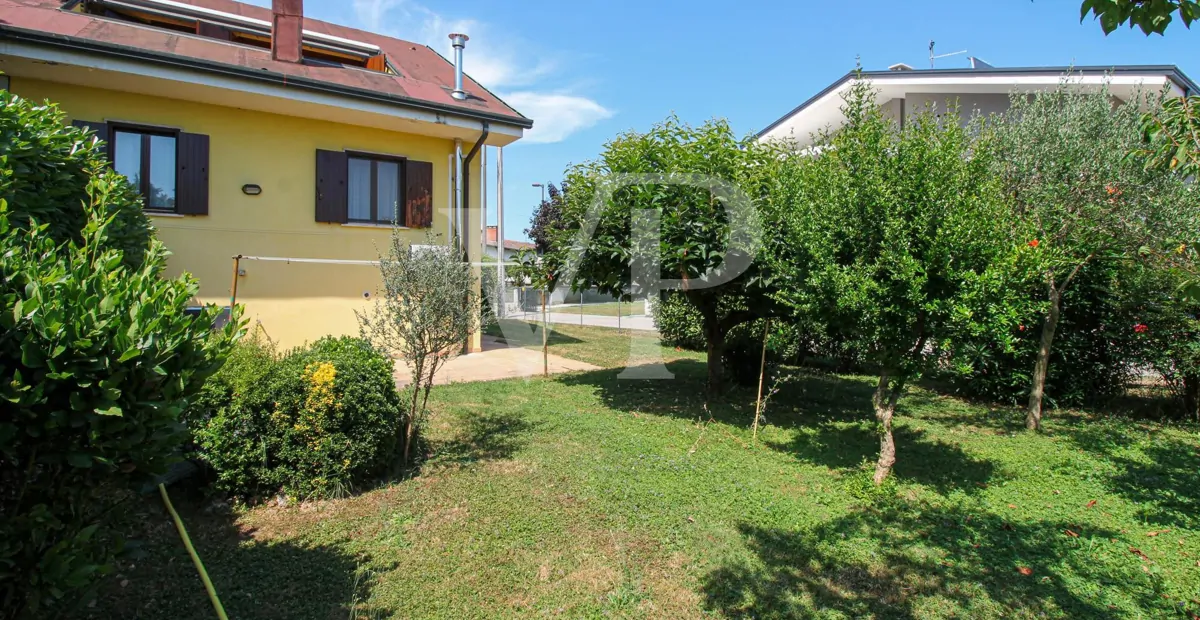 Duplex-Villa mit drei Zimmern und großem Privatgarten