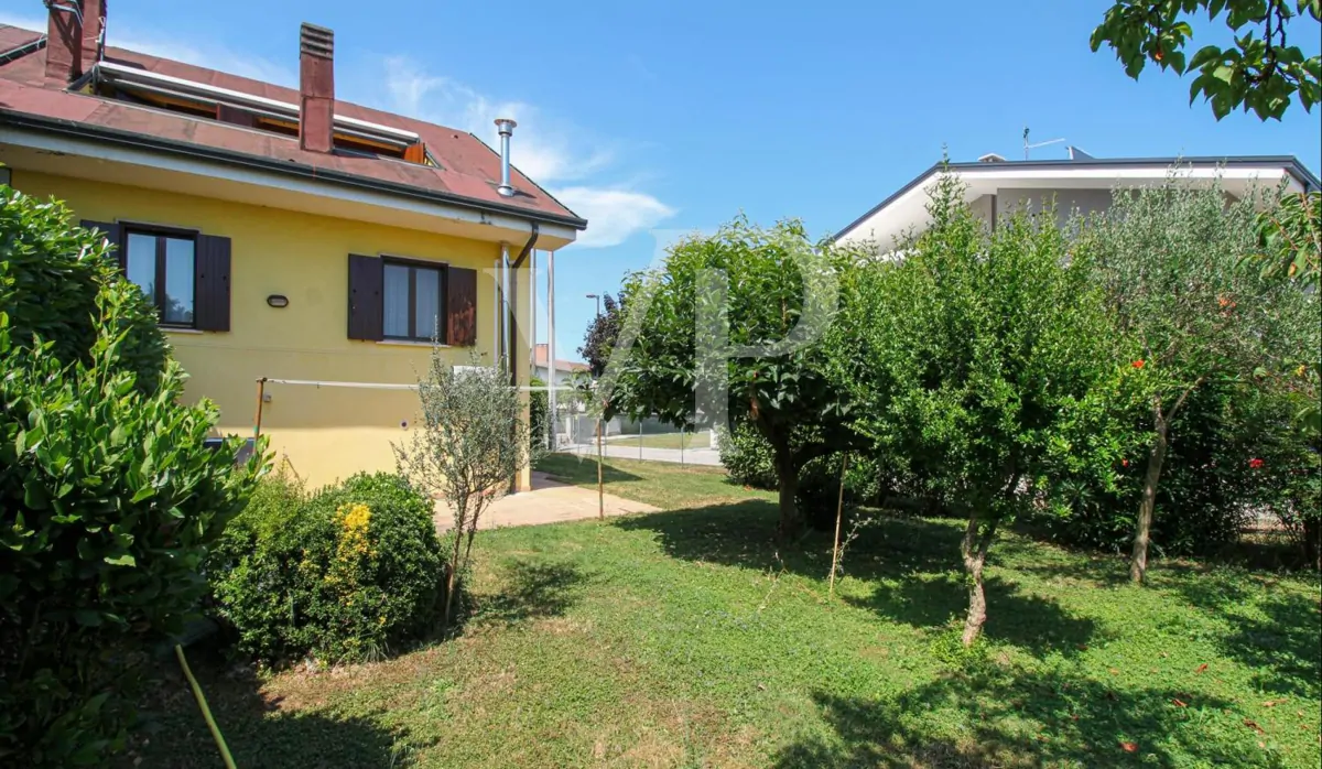 Duplex-Villa mit drei Zimmern und großem Privatgarten