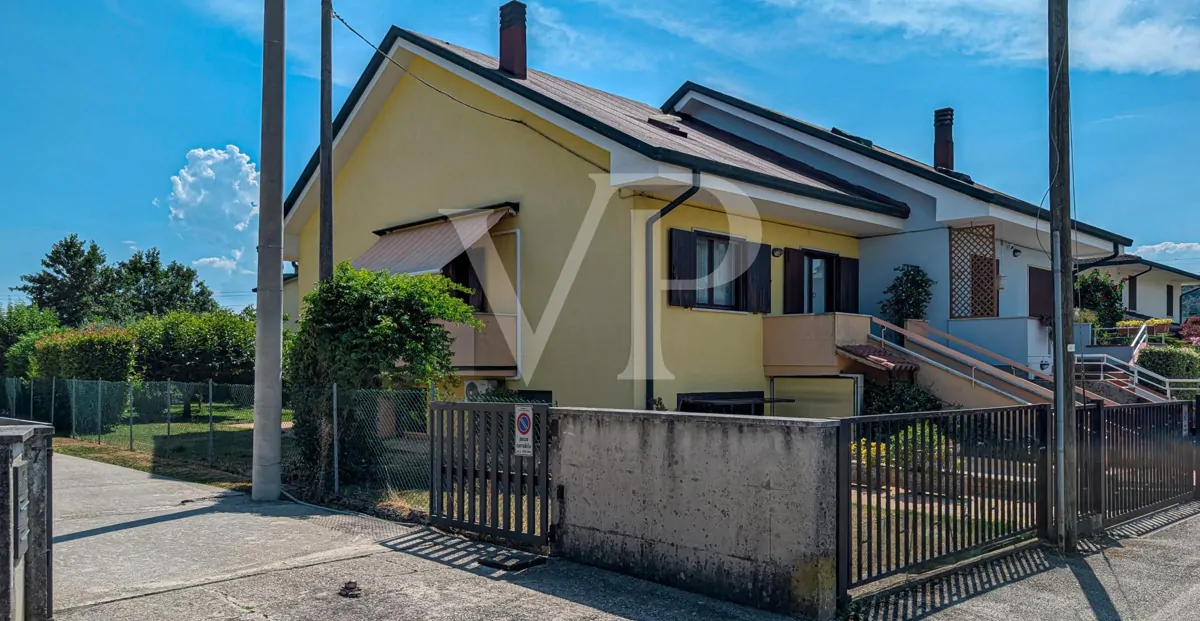 Duplex-Villa mit drei Zimmern und großem Privatgarten