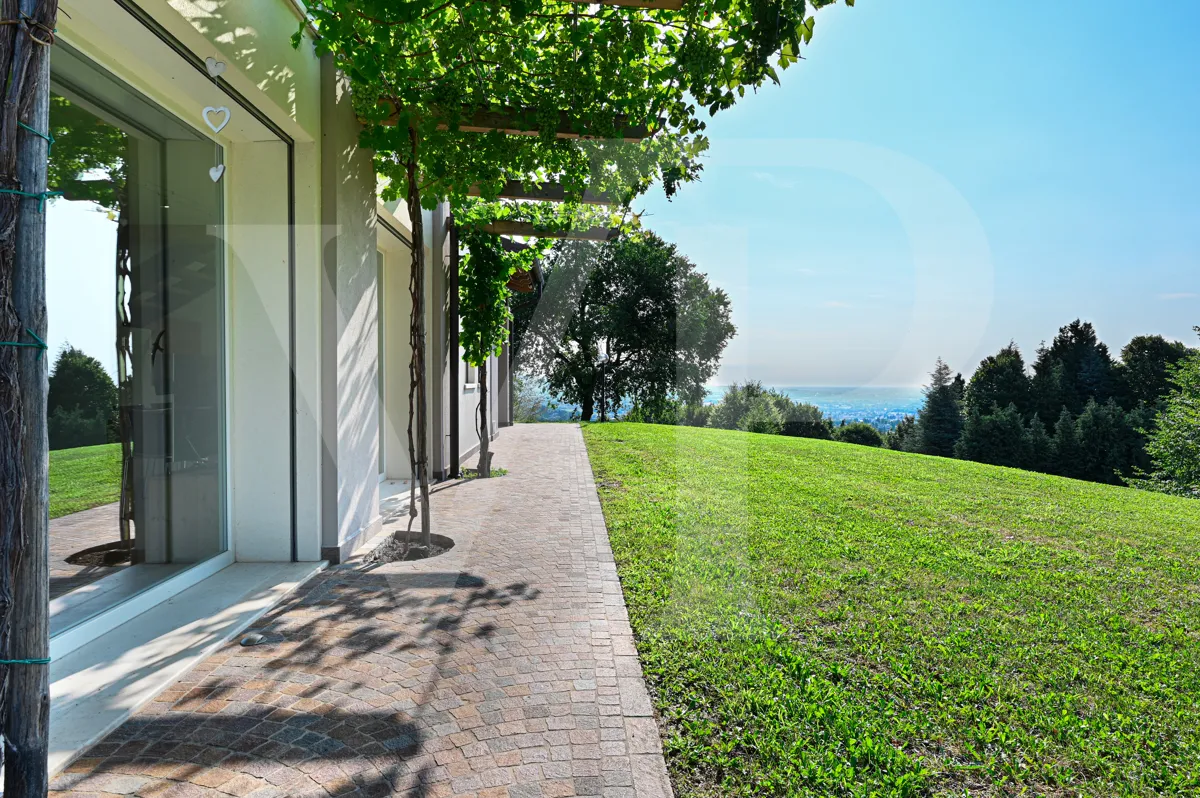 Villa contemporanea con vista panoramica sui colli vicentini