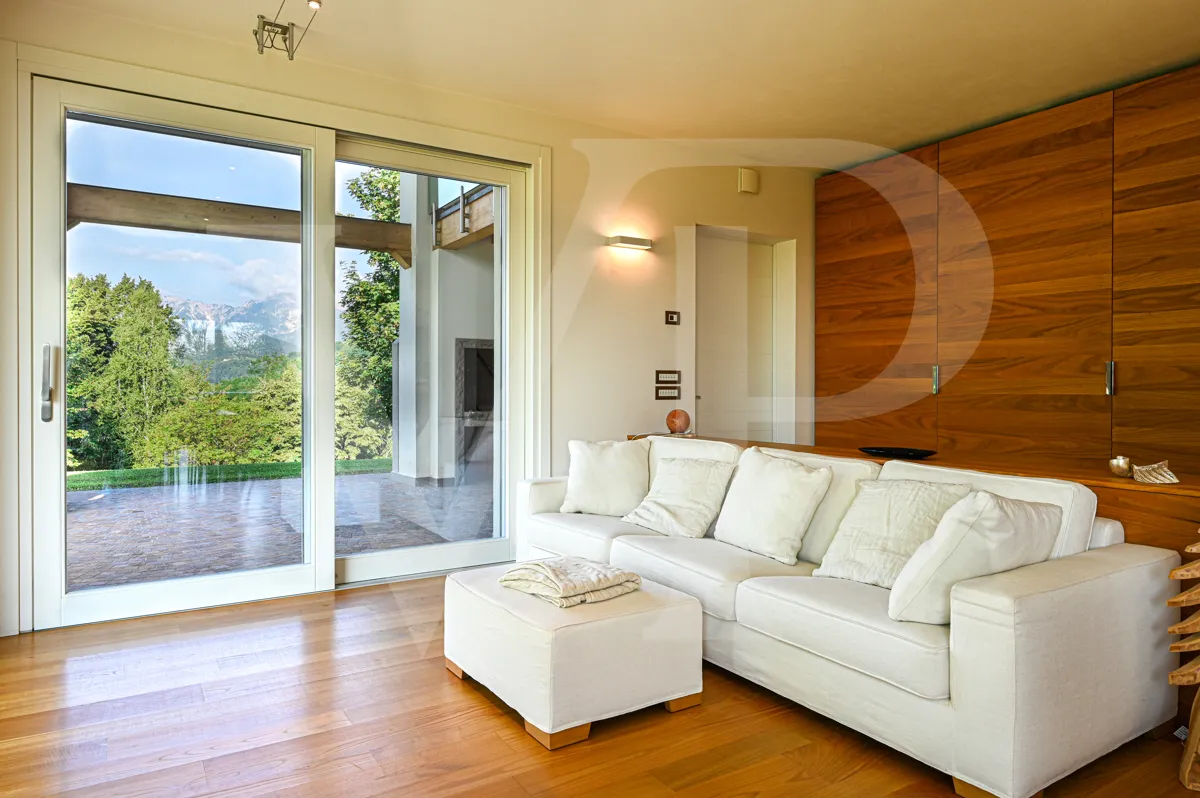 Villa contemporanea con vista panoramica sui colli vicentini