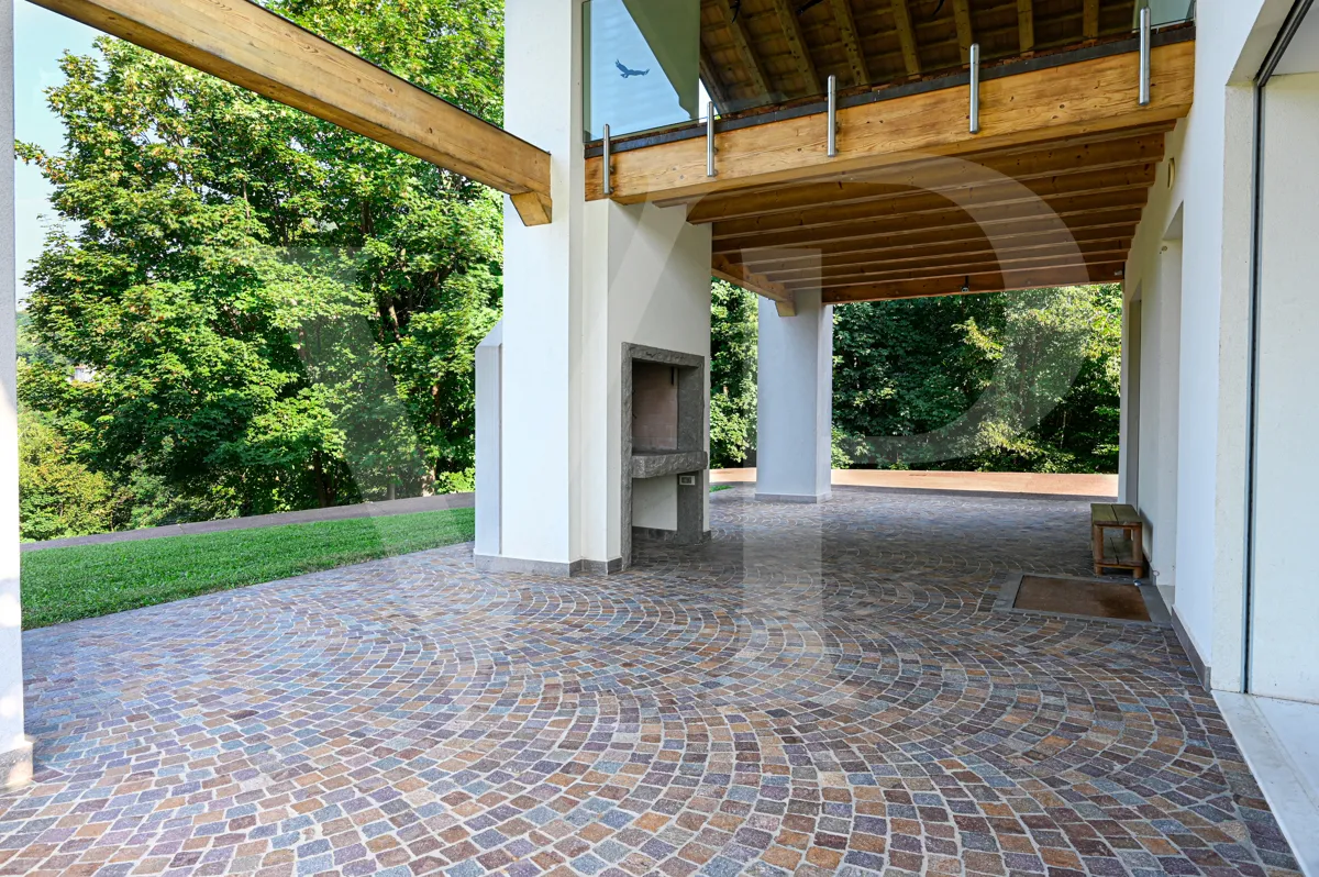 Villa contemporanea con vista panoramica sui colli vicentini