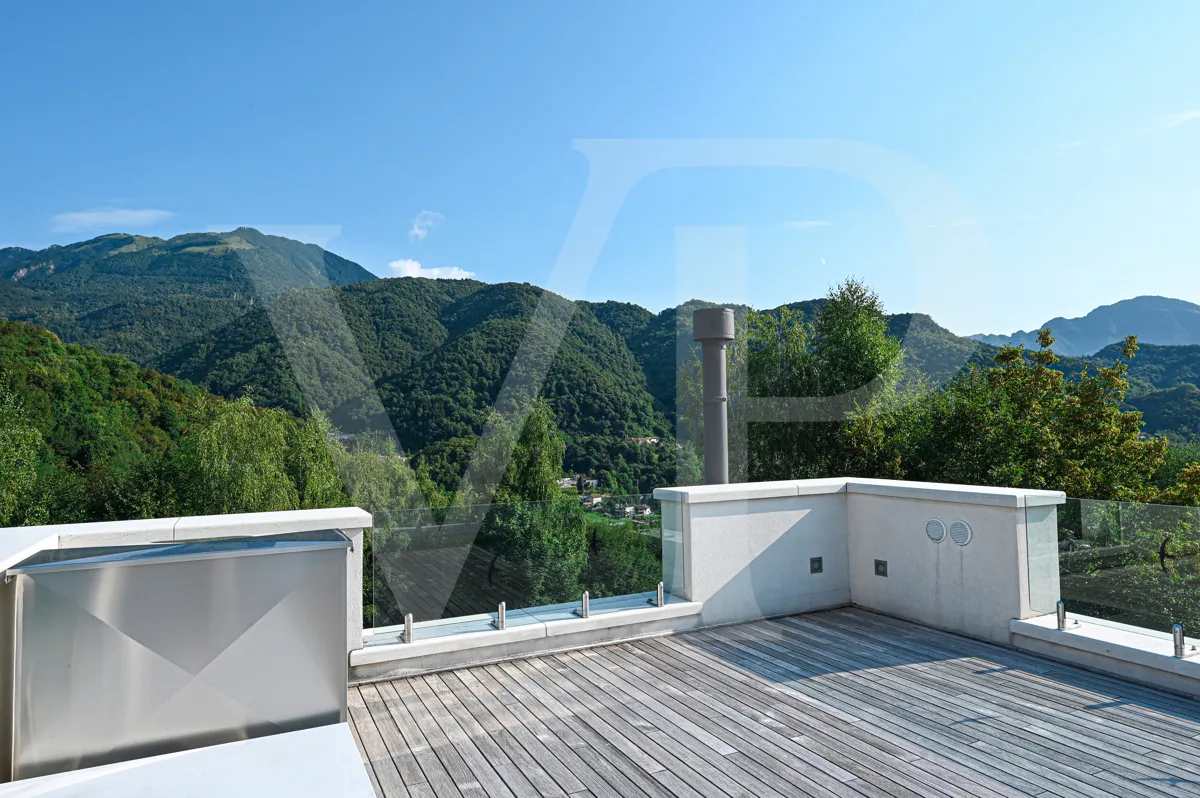 Villa contemporanea con vista panoramica sui colli vicentini