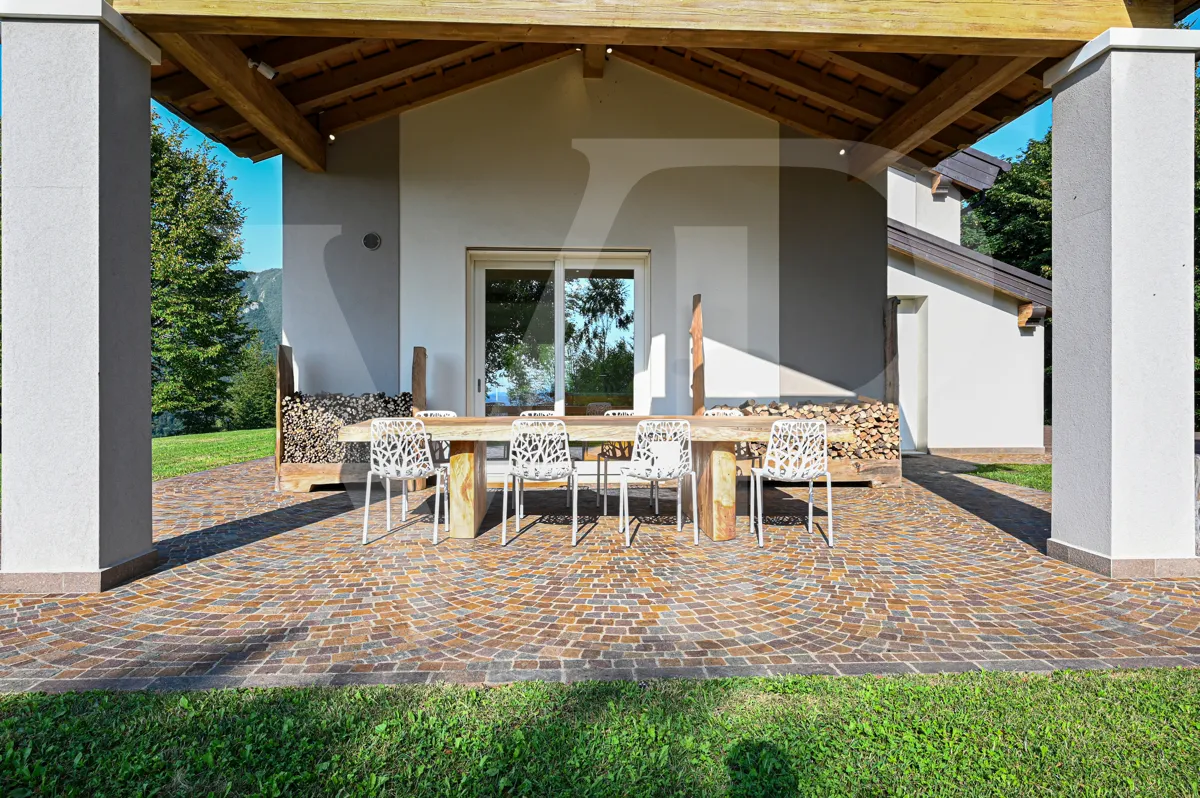 Villa contemporanea con vista panoramica sui colli vicentini