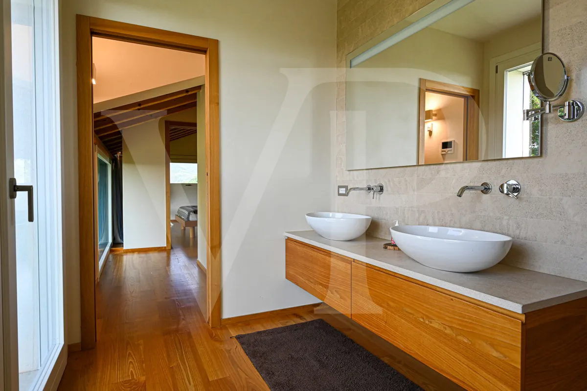 Villa contemporanea con vista panoramica sui colli vicentini