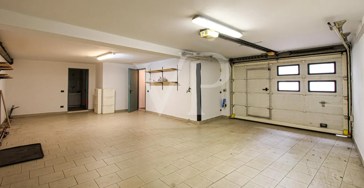 Freistehende Villa mit geräumigem Innenbereich und großem bepflanzten Garten