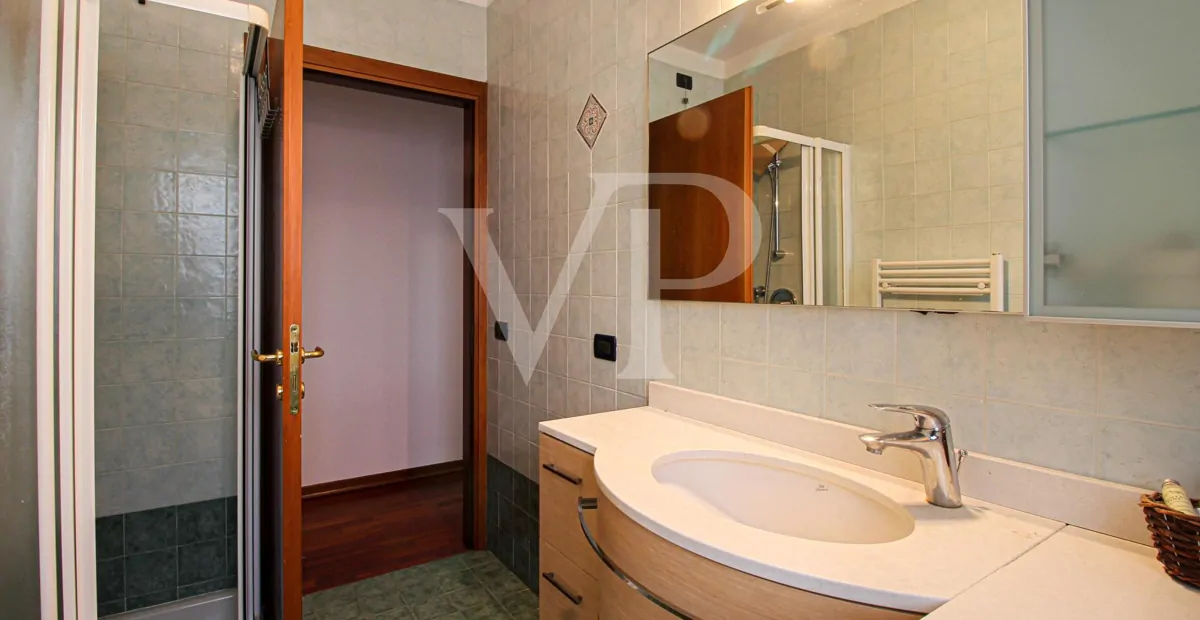 Freistehende Villa mit geräumigem Innenbereich und großem bepflanzten Garten