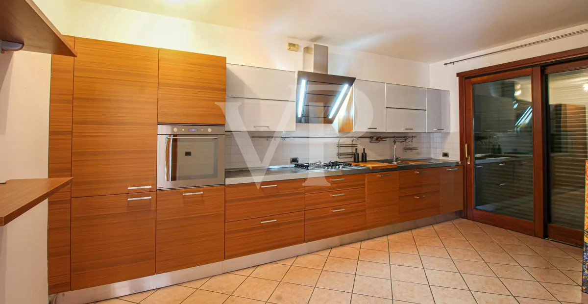 Freistehende Villa mit geräumigem Innenbereich und großem bepflanzten Garten