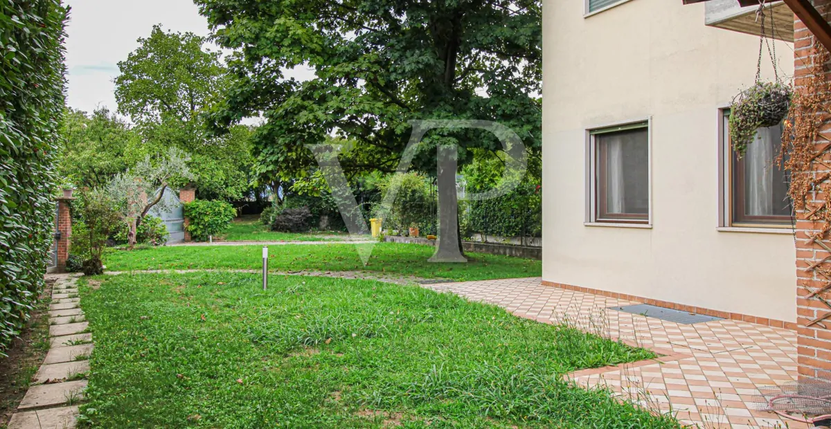 Freistehende Villa mit geräumigem Innenbereich und großem bepflanzten Garten