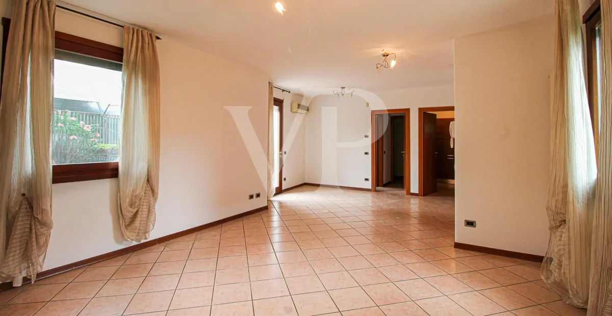 Freistehende Villa mit geräumigem Innenbereich und großem bepflanzten Garten