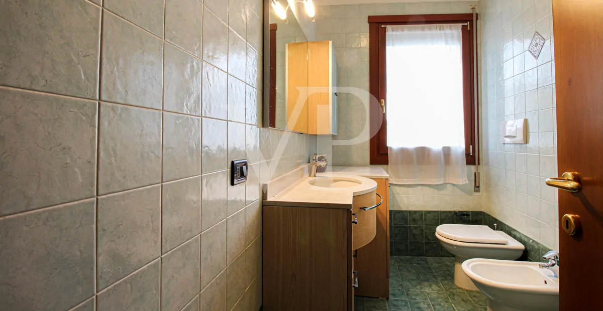 Freistehende Villa mit geräumigem Innenbereich und großem bepflanzten Garten