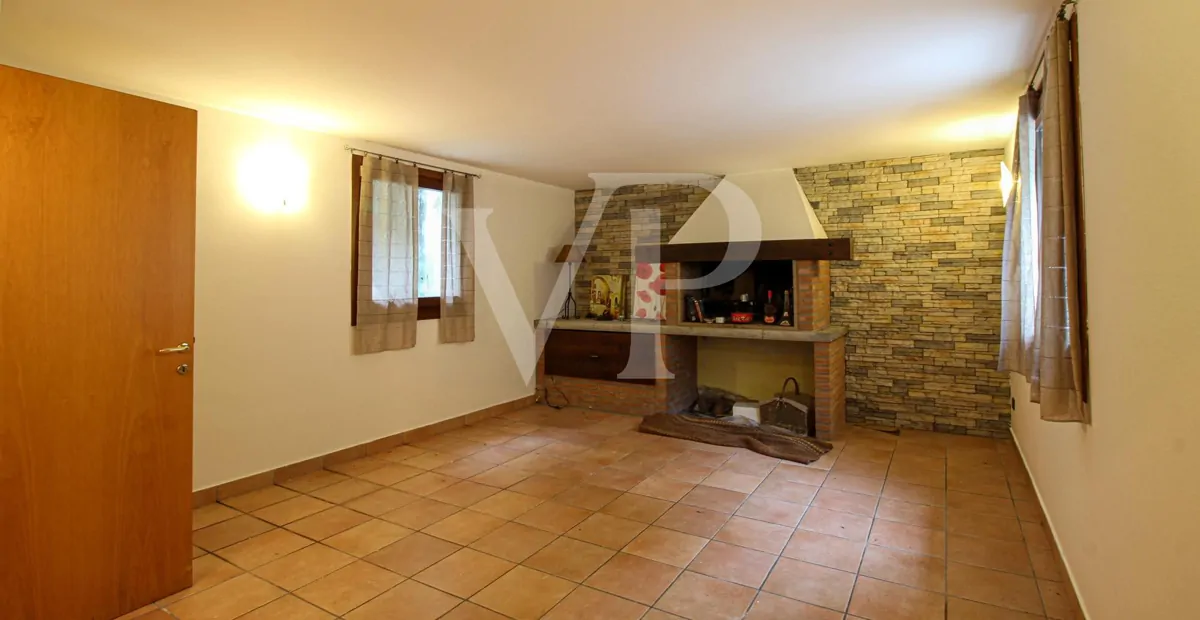 Freistehende Villa mit geräumigem Innenbereich und großem bepflanzten Garten