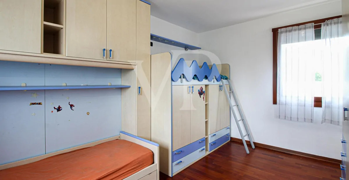 Freistehende Villa mit geräumigem Innenbereich und großem bepflanzten Garten