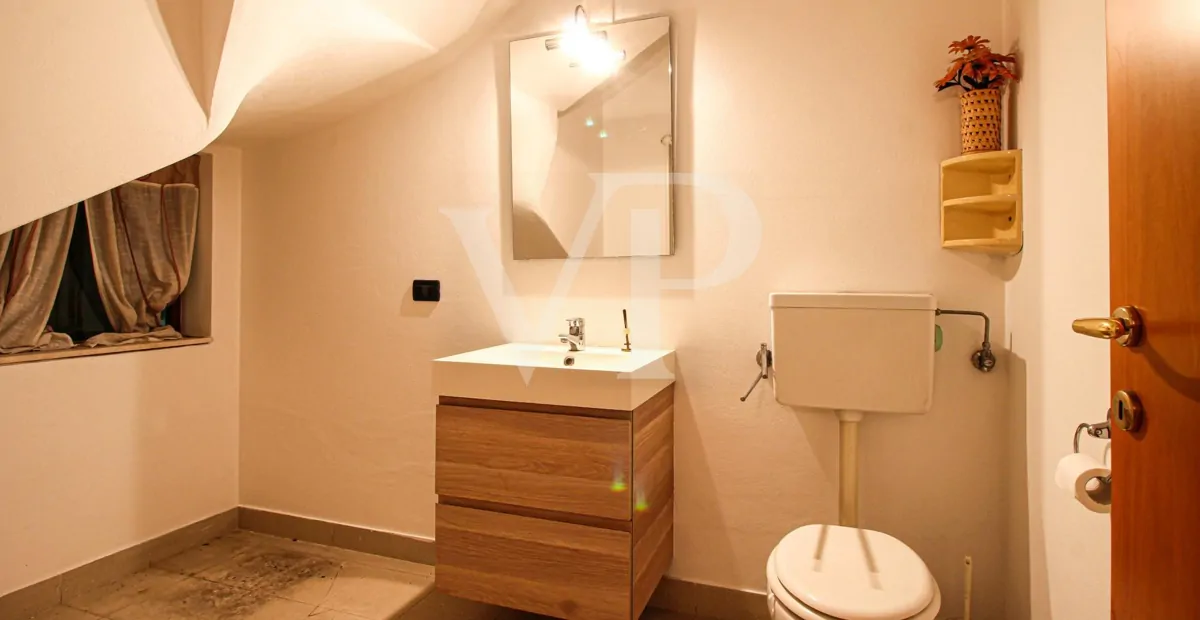 Freistehende Villa mit geräumigem Innenbereich und großem bepflanzten Garten