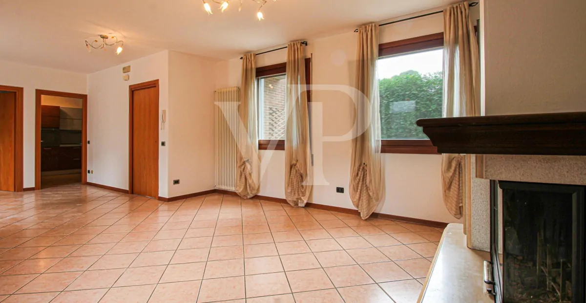 Freistehende Villa mit geräumigem Innenbereich und großem bepflanzten Garten