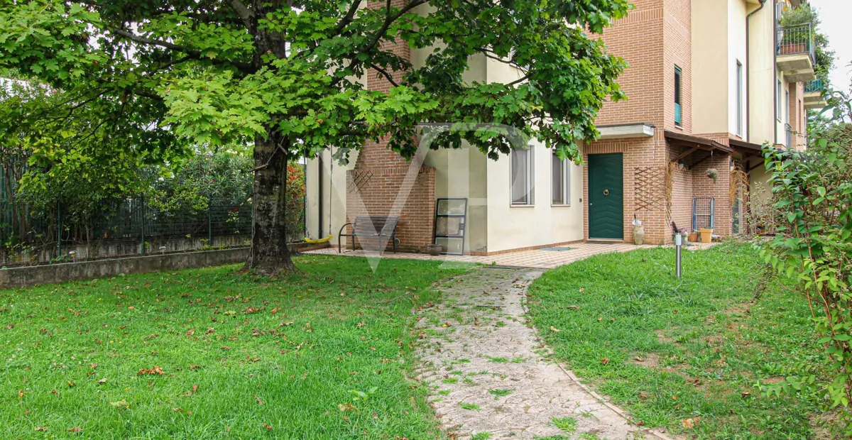 Freistehende Villa mit geräumigem Innenbereich und großem bepflanzten Garten