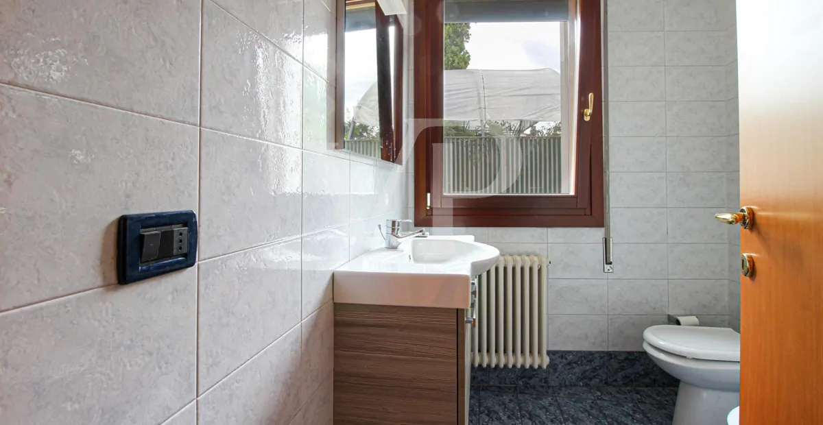 Freistehende Villa mit geräumigem Innenbereich und großem bepflanzten Garten